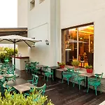 Vogue's Boutique 3* Wlora