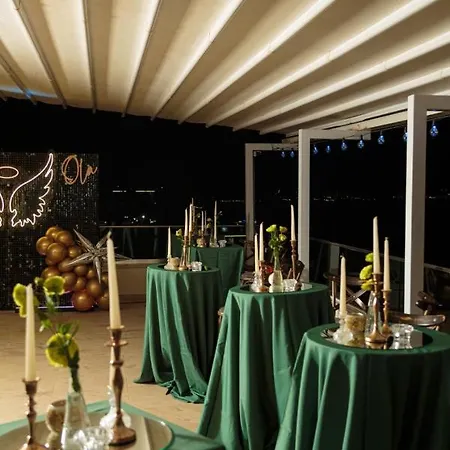 Vogue's Boutique 3* فلورا